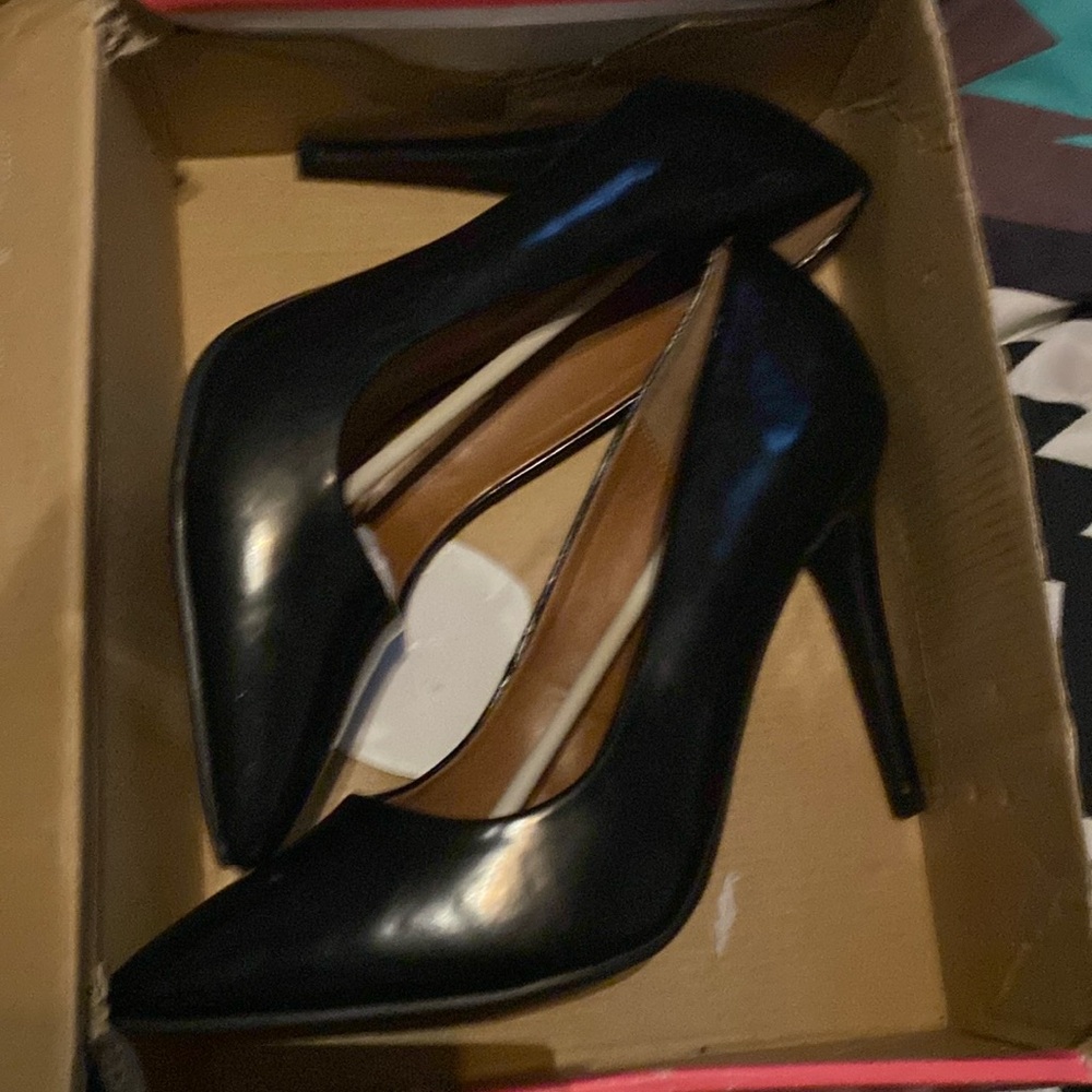 Black pumps